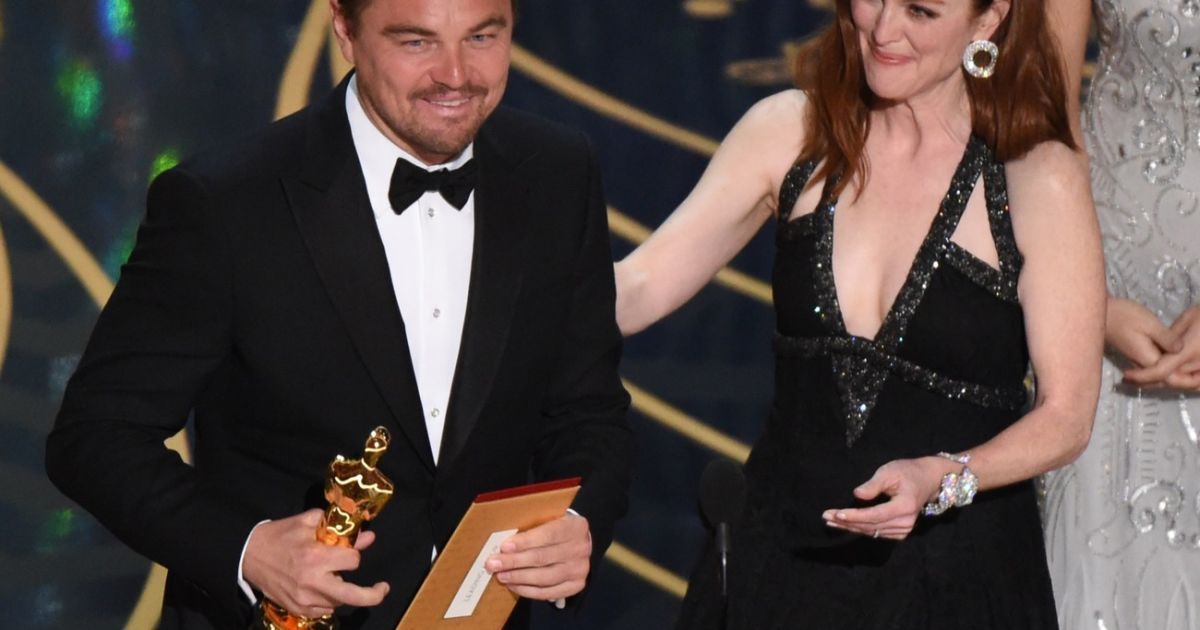 Ди Каприо радостно фотографировался с &laquo;Оскаром&raquo; / © East News