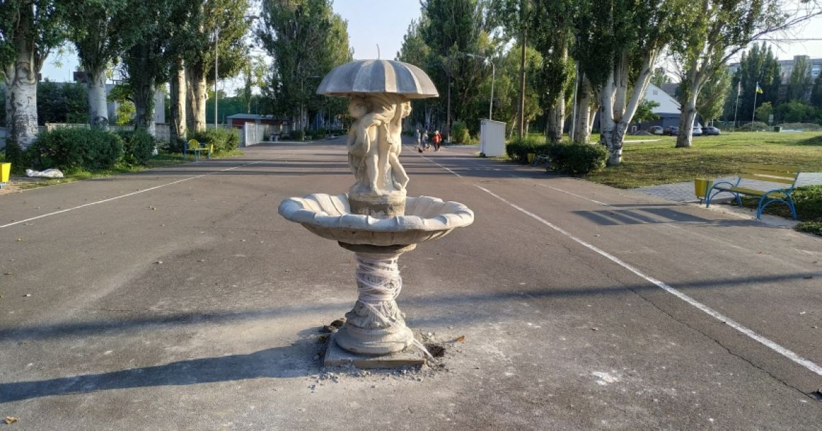 В Николаеве посреди дорожки, где катаются на роликах, поставили фонтан-препятствие (фото)