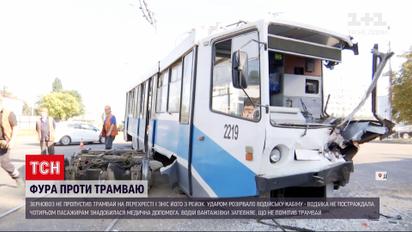 Новости Украины: в Днепре зерновоз сорвал трамвай из колеи