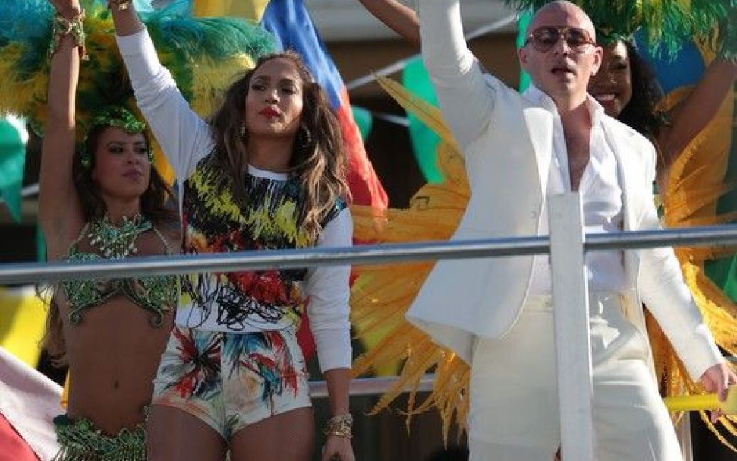 Дженнифер Лопес, Pitbull и Клаудиа Лейтте исполнили гимн FIFA / © Правда.if.ua
