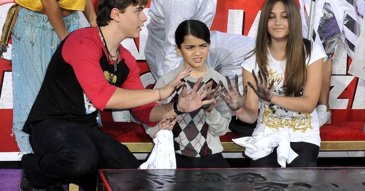 Син Майкла Джексона Бланкет з братом Принцем і сестрою Періс