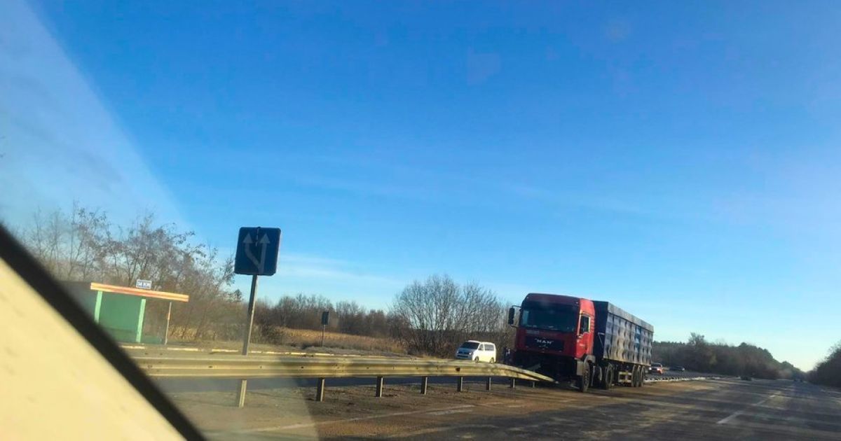 У Чернігівській області чоловік помер за кермом вантажівки: автомобіль продовжив неконтрольований рух