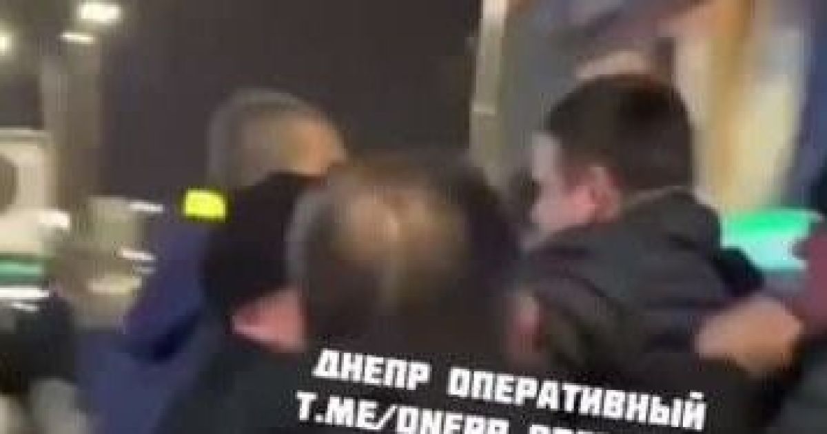 "Хто сильніший, той і їде": у Кривому Розі пасажири влаштували бійку за місце у маршрутці (відео)