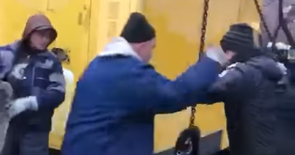 "Клянусь мамой, щас порежу": в Киеве на Дарнице на коммунальщиков во время сноса МАФов напали их владельцы с оружием (видео)