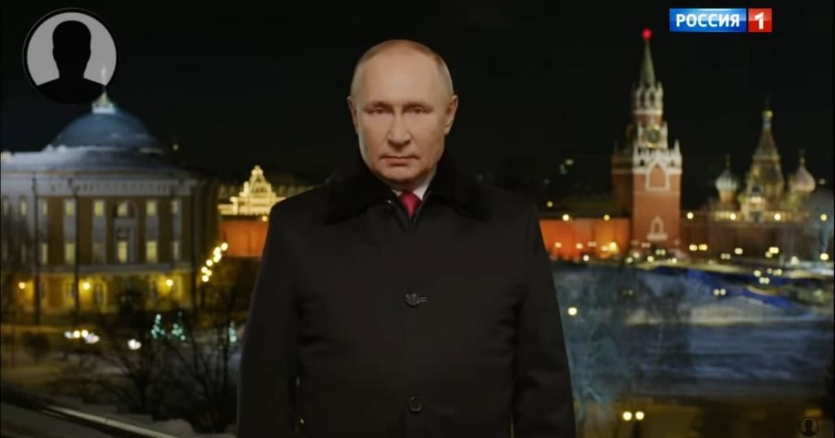 "Обмотали грелками, чтобы было тепло": в Сети тролят вид Путина во время записи новогоднего поздравления