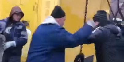 "Клянусь мамой, щас порежу": в Киеве на Дарнице на коммунальщиков во время сноса МАФов напали их владельцы с оружием (видео)