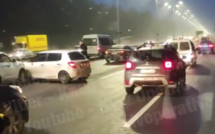 Зіткнулися майже 20 автівок: на Бориспільській трасі через ожеледицю сталася масова ДТП (відео)