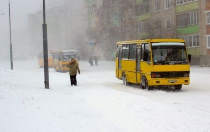 "Зачиняють двері, не беруть дітей, ті йдуть пішки у мороз": у Тернополі батьки скаржаться на водіїв маршруток