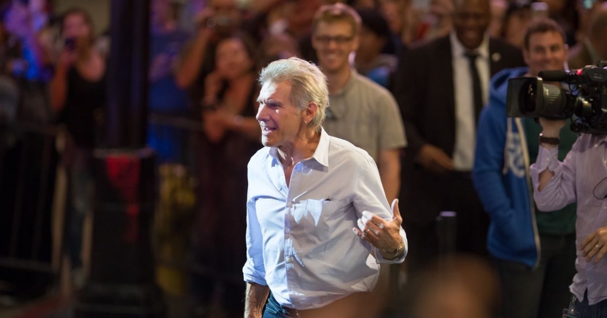 В Сети показали, как происходило опасное приземление самолета Харрисона Форда