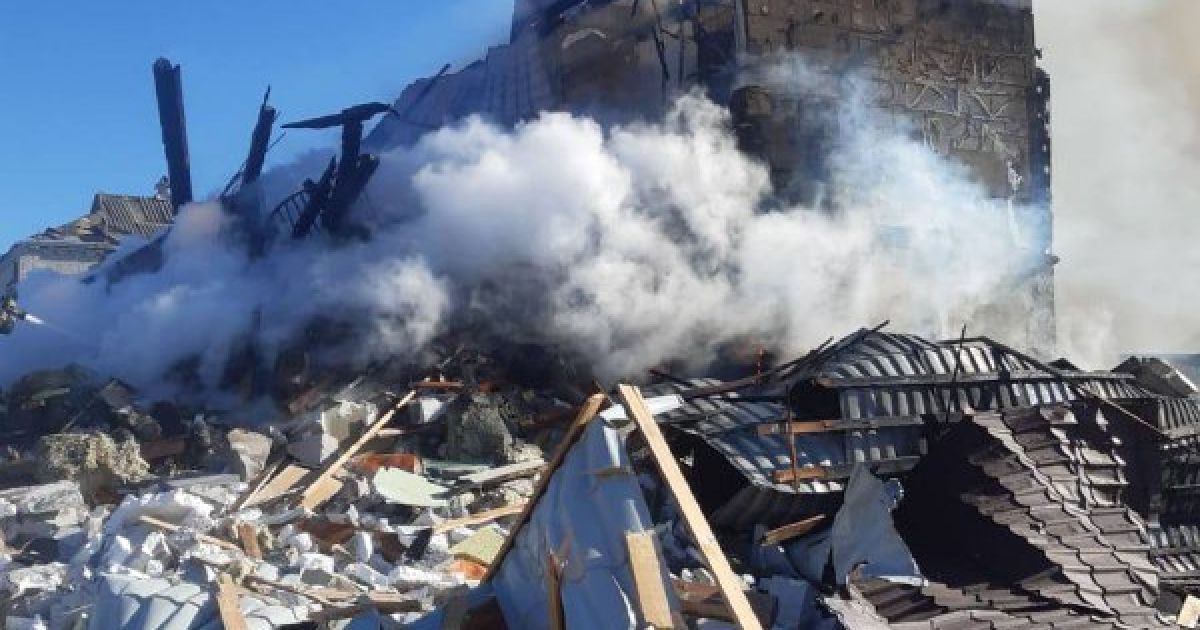 На Киевщине оккупанты разбомбили детсад и дома: погибли три человека