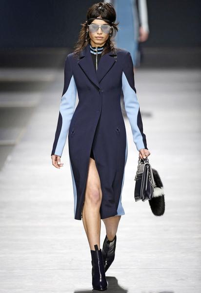 Коллекция Versace прет-а-порте сезона осень-зима 2016-2017 / © East News
