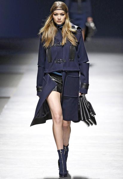 Коллекция Versace прет-а-порте сезона осень-зима 2016-2017 / © East News