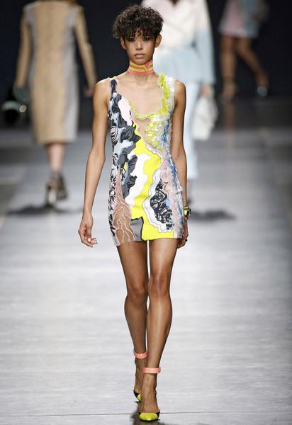 Коллекция Versace прет-а-порте сезона осень-зима 2016-2017 / © East News