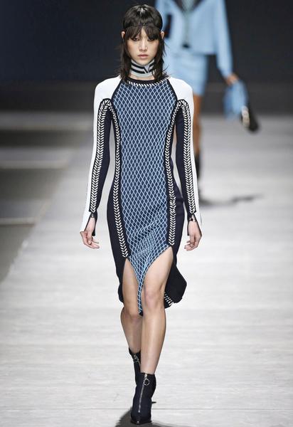 Коллекция Versace прет-а-порте сезона осень-зима 2016-2017 / © East News
