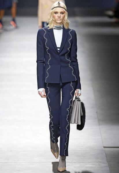 Коллекция Versace прет-а-порте сезона осень-зима 2016-2017 / © East News