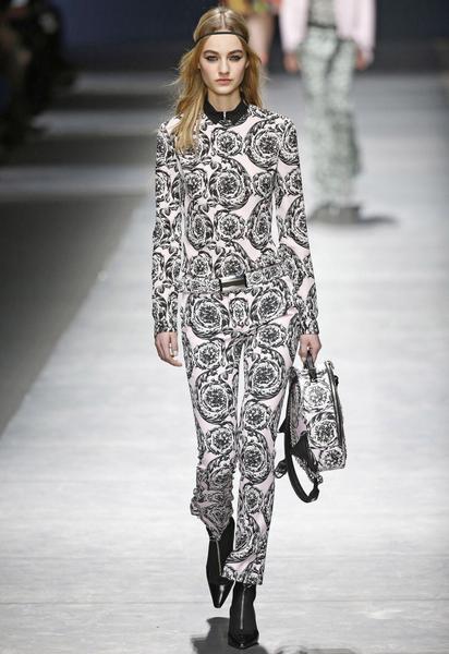 Коллекция Versace прет-а-порте сезона осень-зима 2016-2017 / © East News
