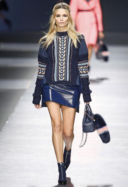 Коллекция Versace прет-а-порте сезона осень-зима 2016-2017 / © East News