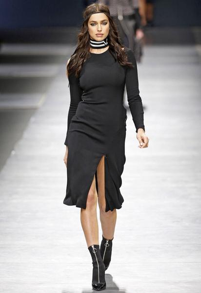 Коллекция Versace прет-а-порте сезона осень-зима 2016-2017 / © East News