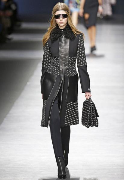 Коллекция Versace прет-а-порте сезона осень-зима 2016-2017 / © East News