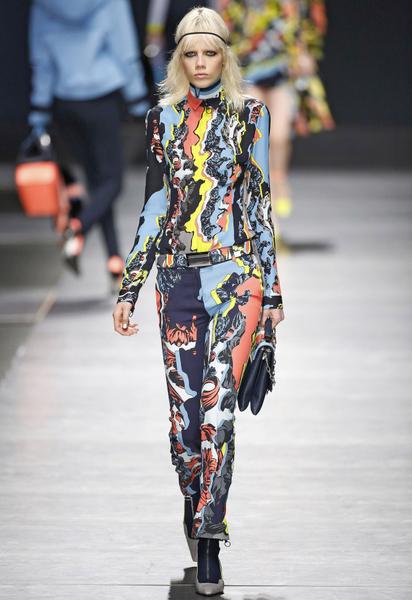 Коллекция Versace прет-а-порте сезона осень-зима 2016-2017 / © East News