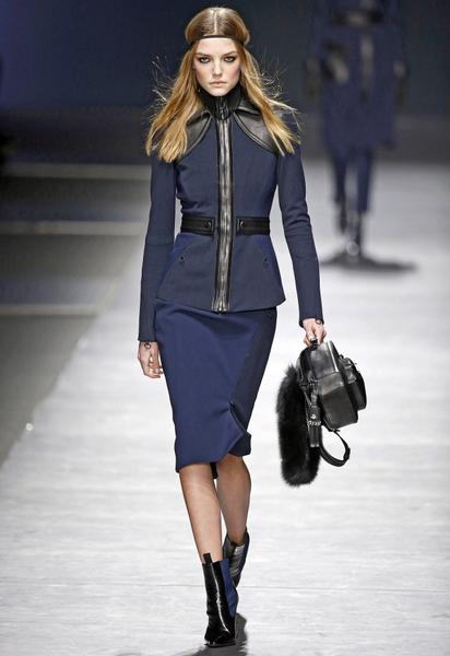 Коллекция Versace прет-а-порте сезона осень-зима 2016-2017 / © East News