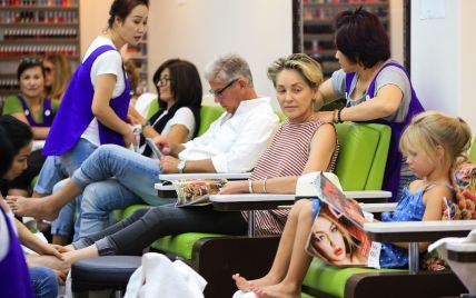 Полный релакс: Шерон Стоун наслаждается процедурами в салоне красоты