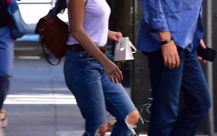 В шляпе и рваных джинсах: папарацци подловили Дженнифер Энистон возле медицинского учреждения
