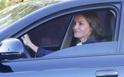 Королевы тоже водят машину: Летиция отвезла дочерей в школу