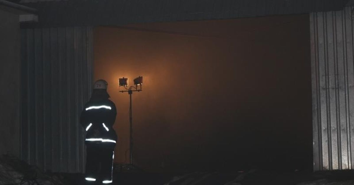 Масштабный пожар в Киеве: пламя уничтожило пять гаражных боксов с автомобилями