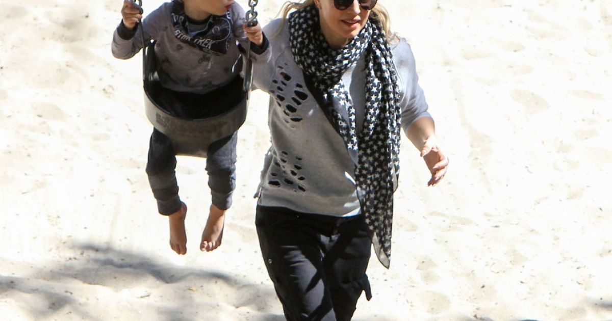 Ферги с сыном Акселем на прогулке