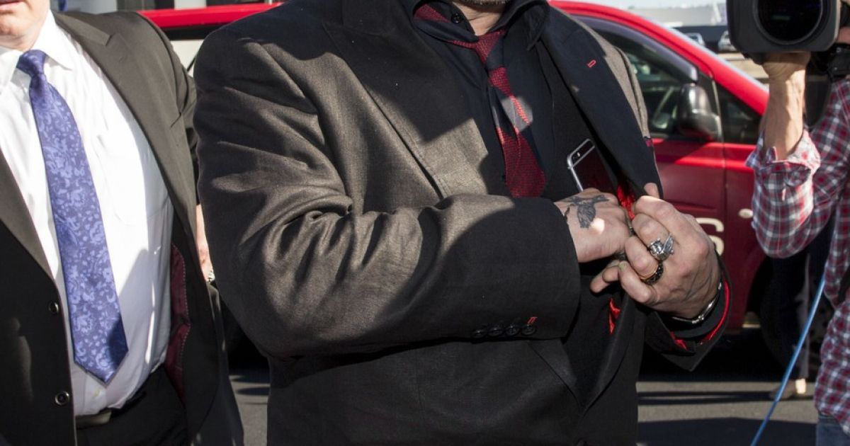 Джонни Депп выходят из здания суда в Сиднее