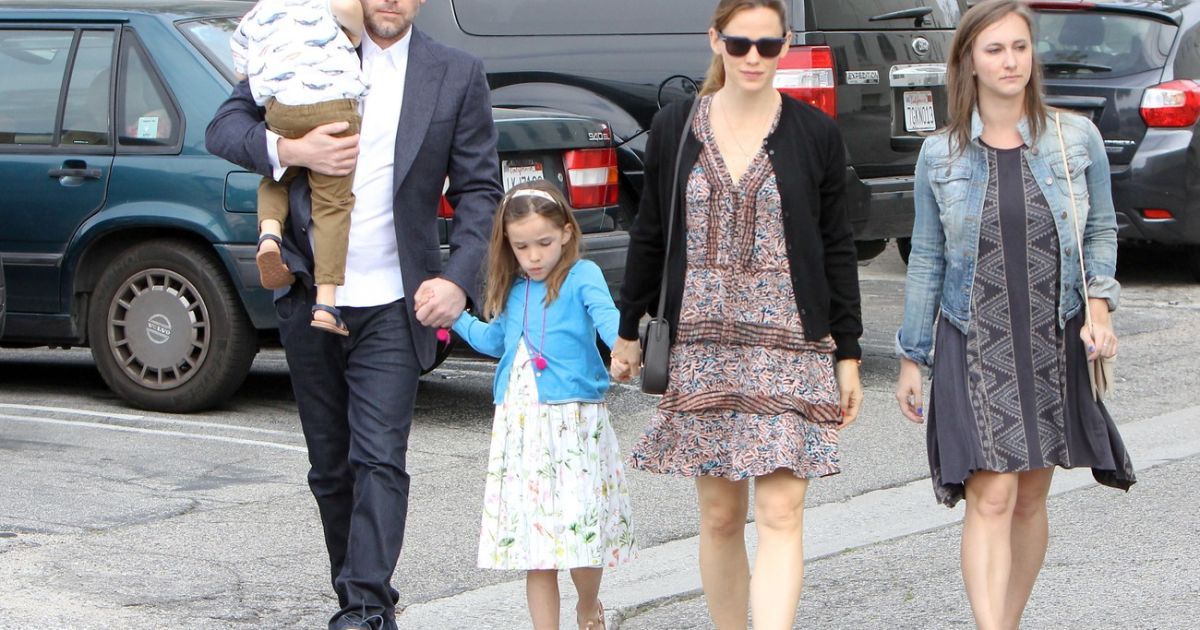 Дженнифер Гарнер с семьей сходила на пасхальную службу