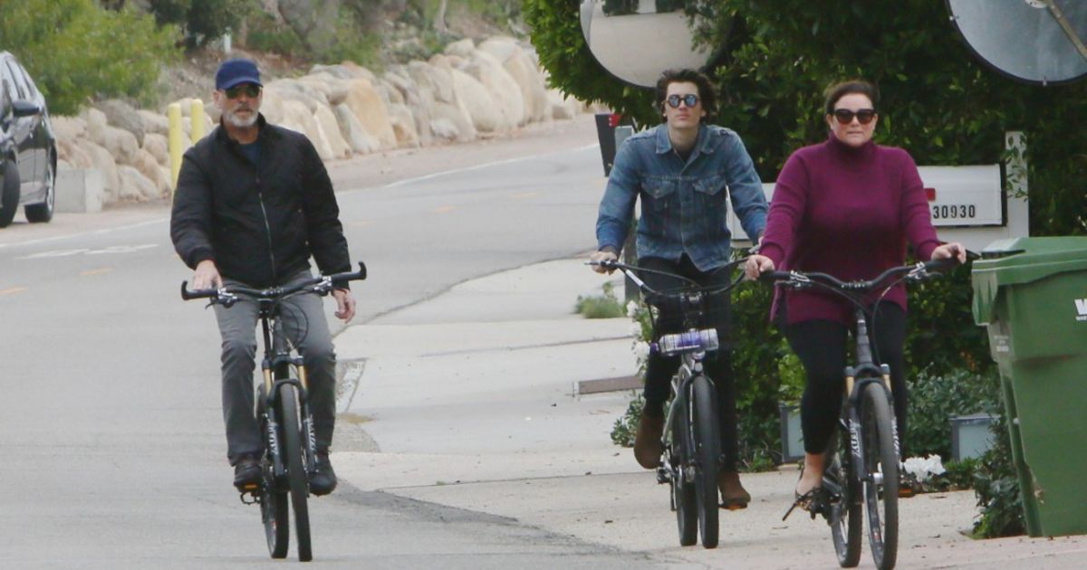 Пирс Броснан на велопрогулке в Малибу