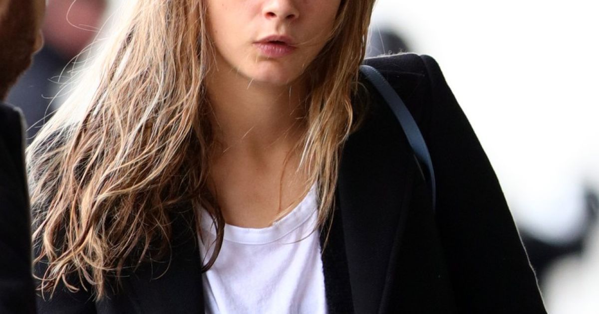 Кара Делевинь в аэропорту Парижа