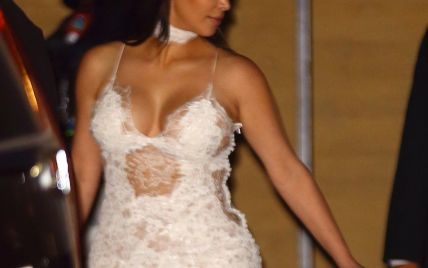 Быть в тренде: Ким Кардашьян подчеркнула фигуру откровенным кружевным платьем