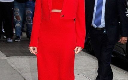 Умеет быть яркой: Марго Робби приехала на шоу в красном наряде от Versace