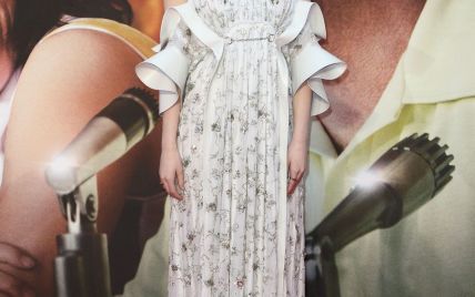 В платье Louis Vuitton: Эмма Стоун игриво обнажила плечи на красной дорожке