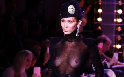 Белла Хадид сверкнула обнаженной грудью на подиуме в Париже
