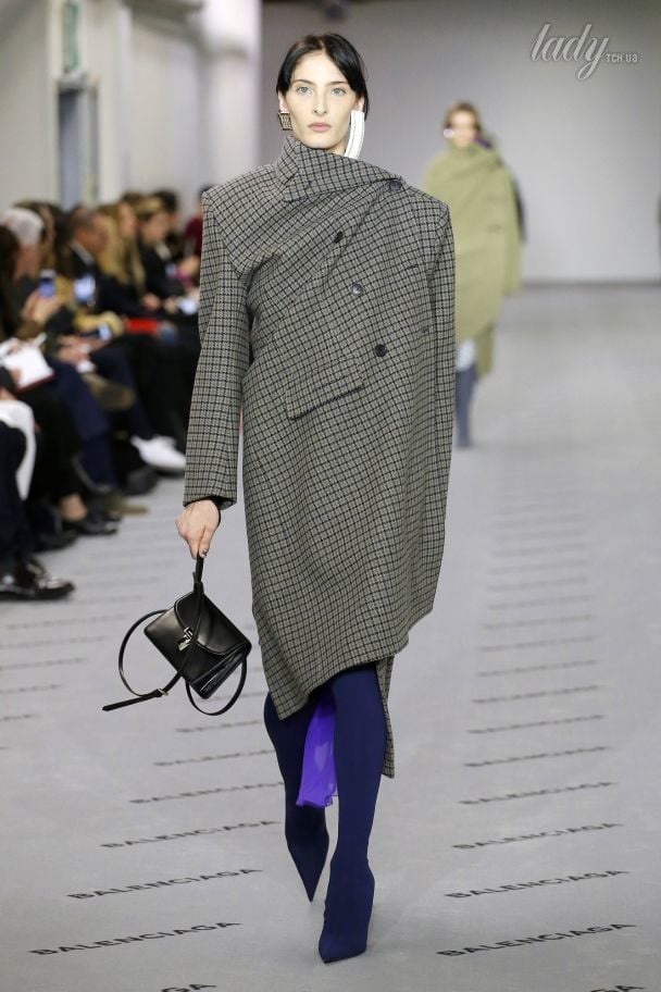 Коллекция Balenciaga прет-а-порте сезона осень-зима 2017-2018 / © East News