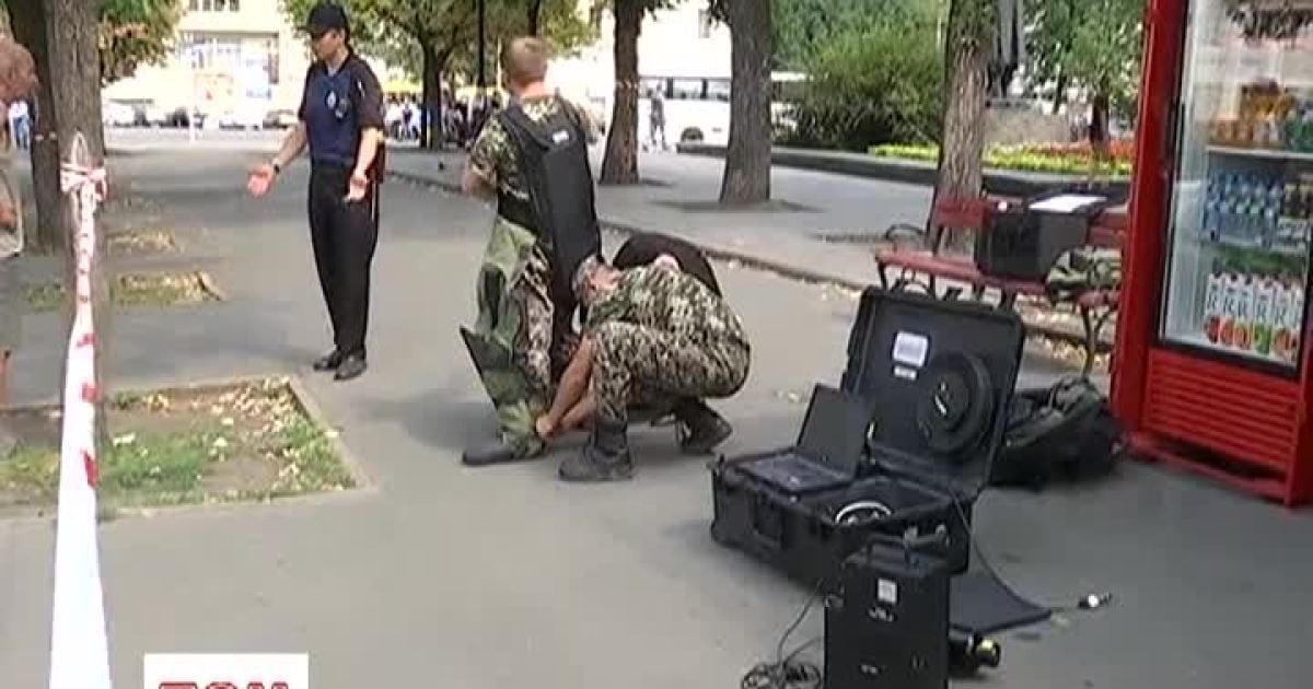Вибухотехніки розгорнули свої знаряддя праці на Подолі