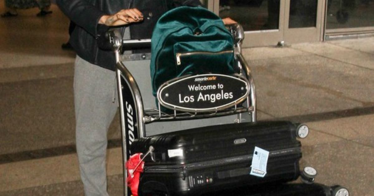 Кара Делевинь в аэропорту Лос-Анджелеса