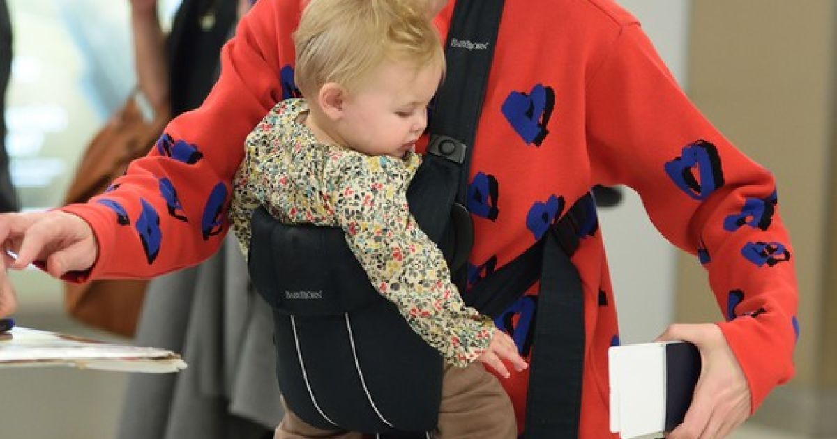 Кейт Бланшетт с дочерью в аэропорту Нью-Йорка