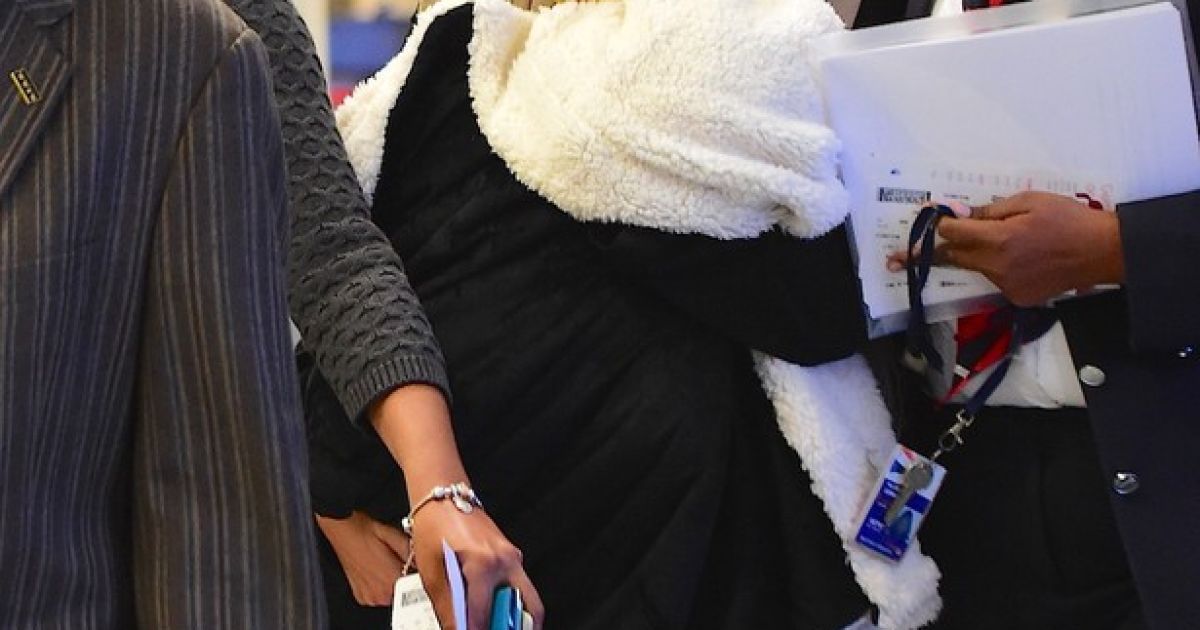 Блейк Лайвли в аэропорту с дочерью