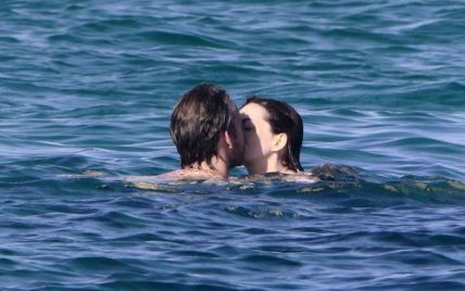 Энн Хэтэуэй застукали за поцелуями на пляже