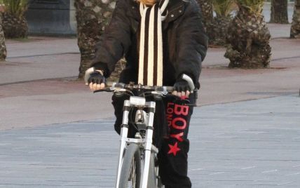 Мадонна в шапке-ушанке прокатилась на велосипеде