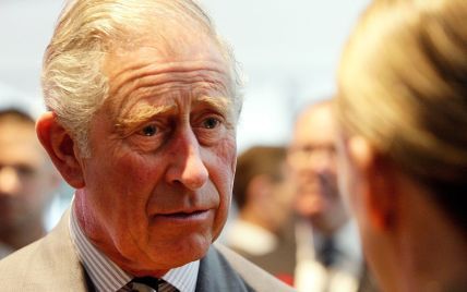 Сотрудница принца Чарльза обняла его за ягодицы на глазах у репортеров