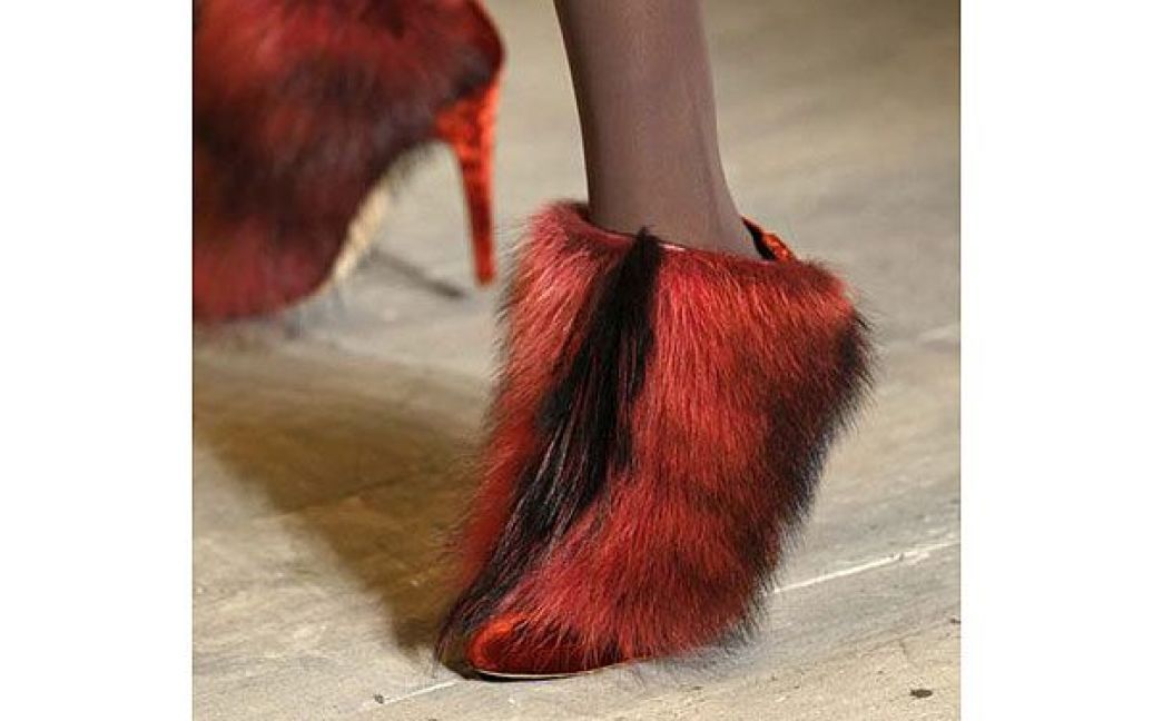 Модні "взуттєві" тенденції: чоботи з хутром назовні, що більше нагадують унти. / © EastNews