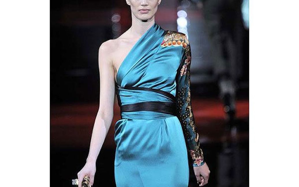 Сукня "на одне плече", із асиметричною проймою і одним рукавом. / © EastNews