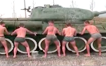 Российские кадеты станцевали обнаженный тверк на фоне танка