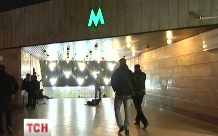 Станцію метро "Театральна" закрили через повідомлення про мінування